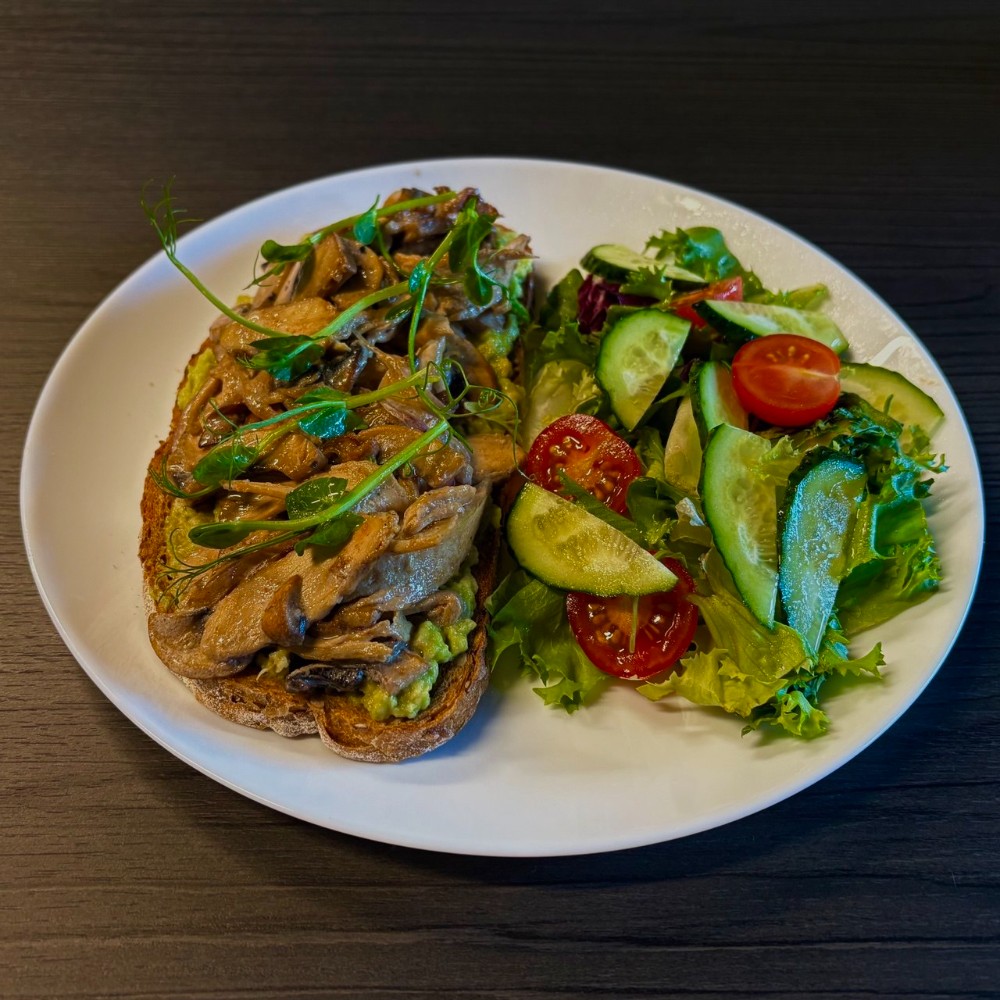 Авокадо-тост з куркою та грибами