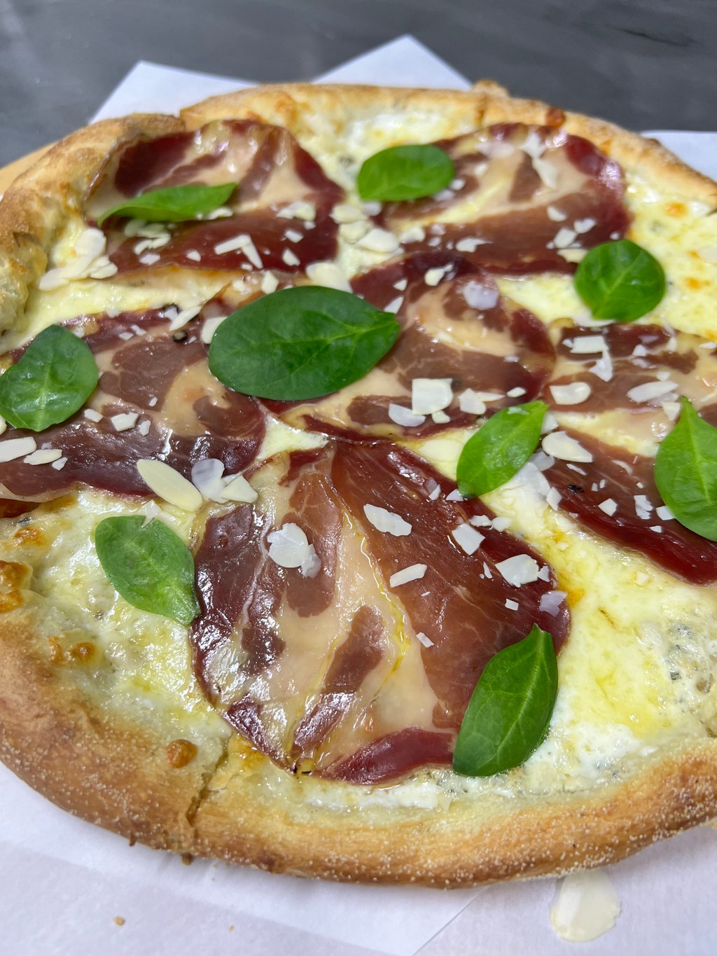 Піца Італійська шинка Коппа та горгонзола