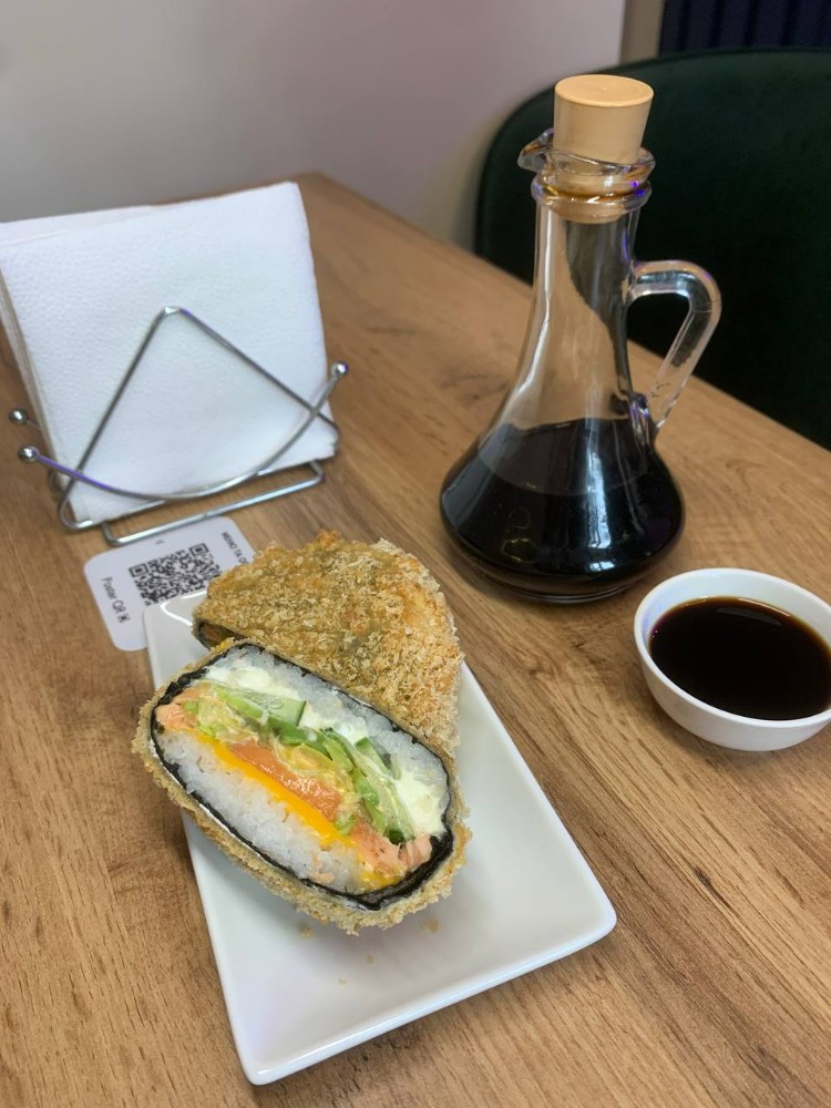 Суші бургер з лососем