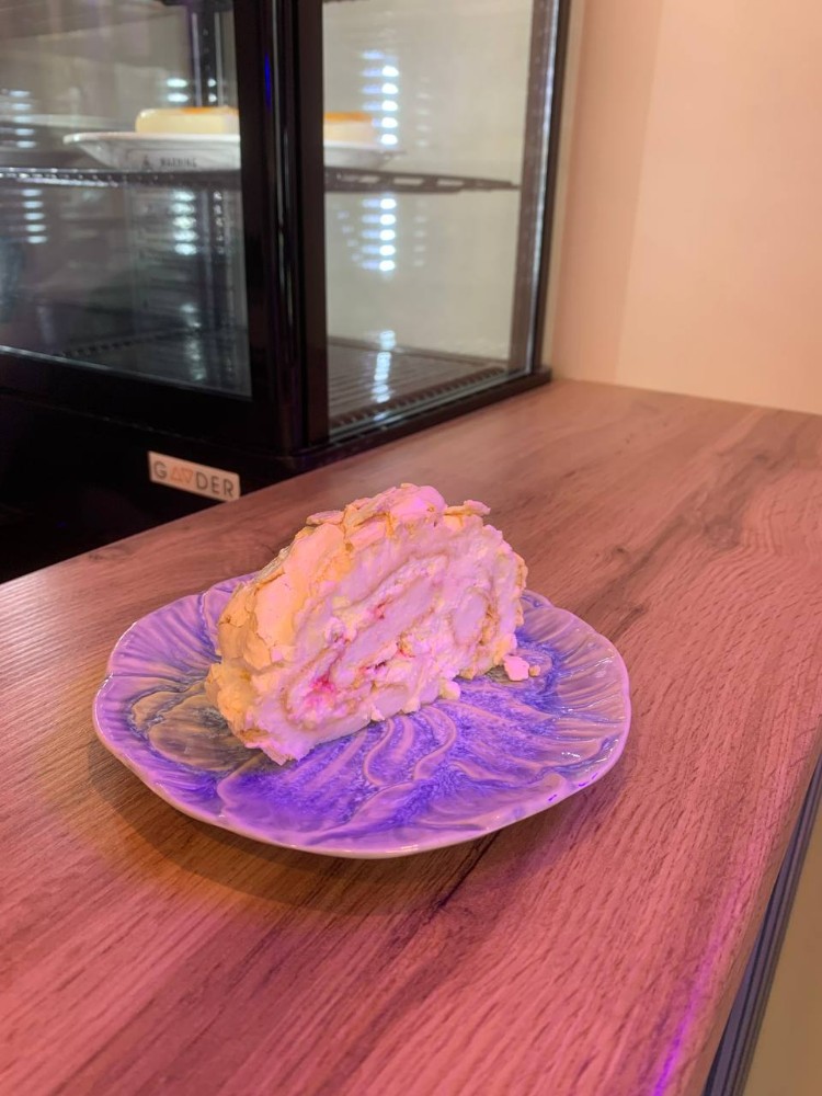 Меренговий рулет