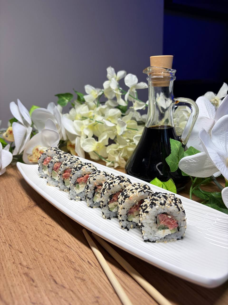 Рол з тунцем в кунжуті