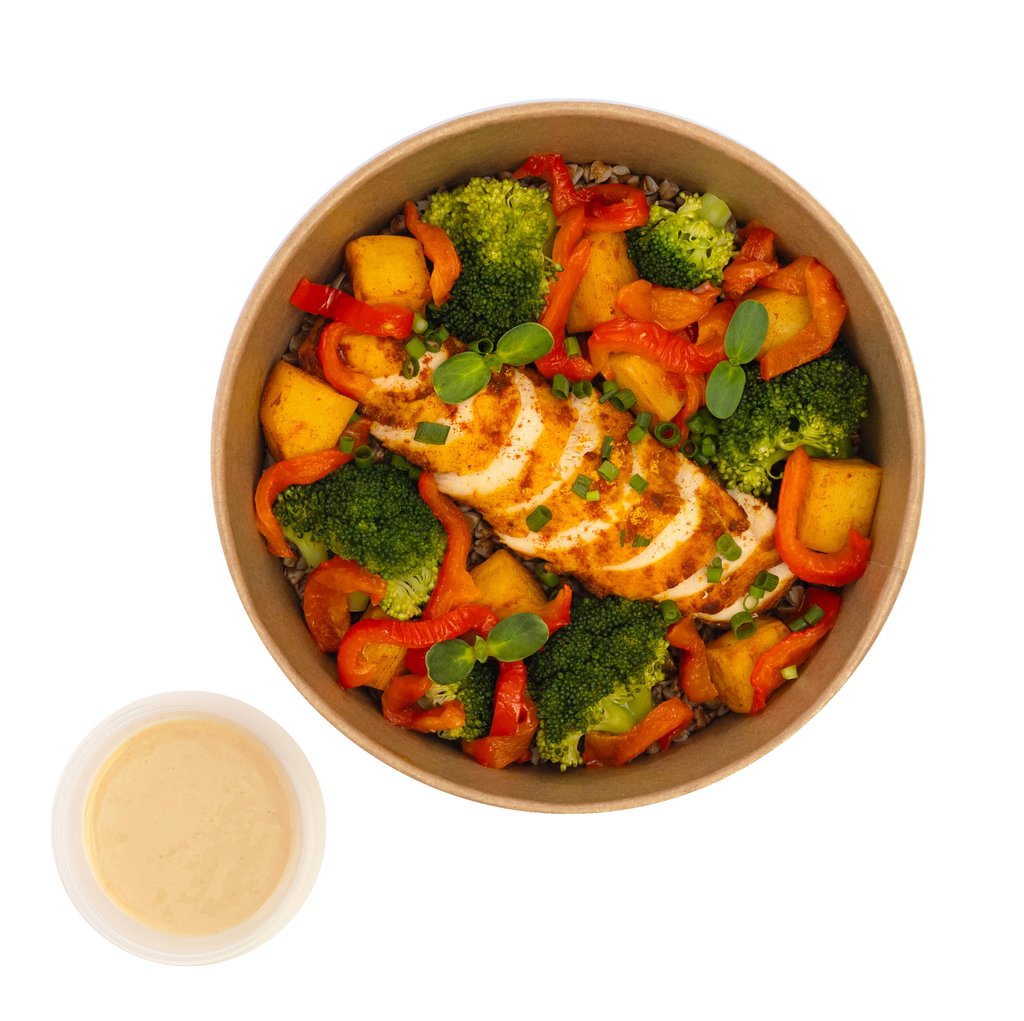 Боул с курицей, овощами и арахисовым соусом