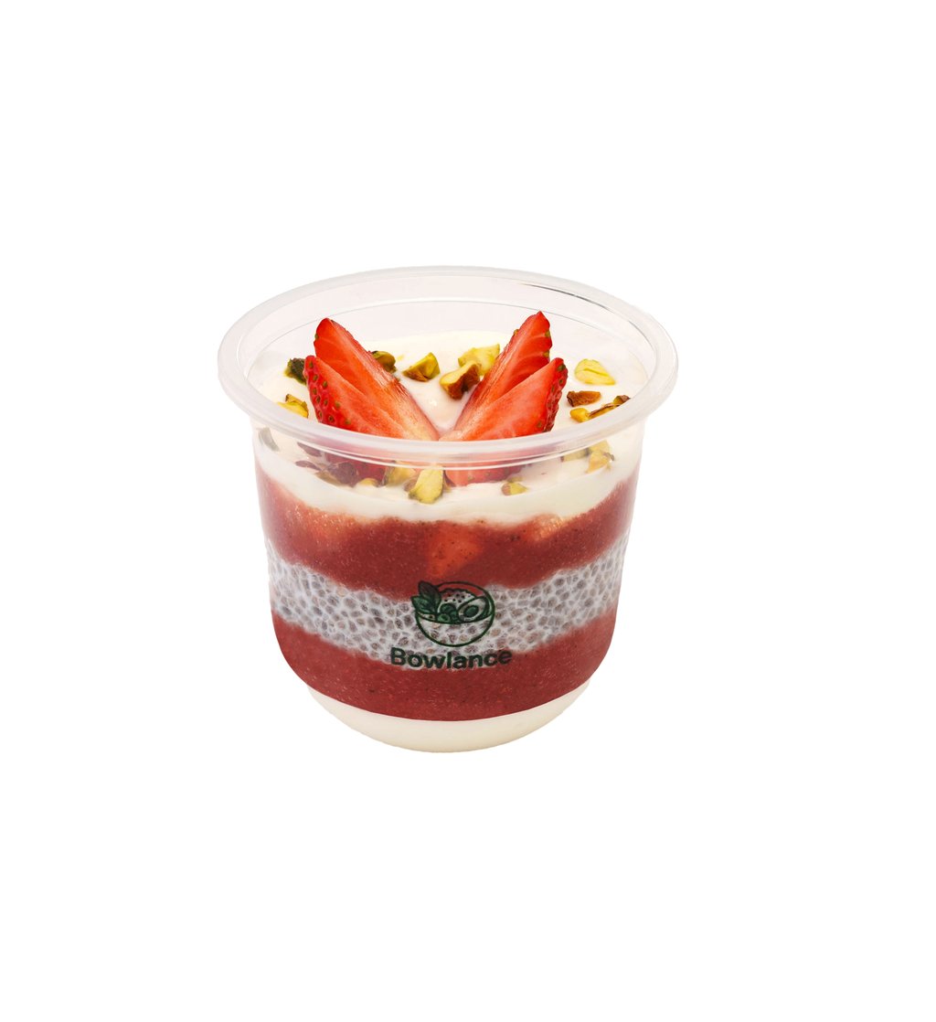 Клубничный чиа пудинг с фисташкой и йогуртом