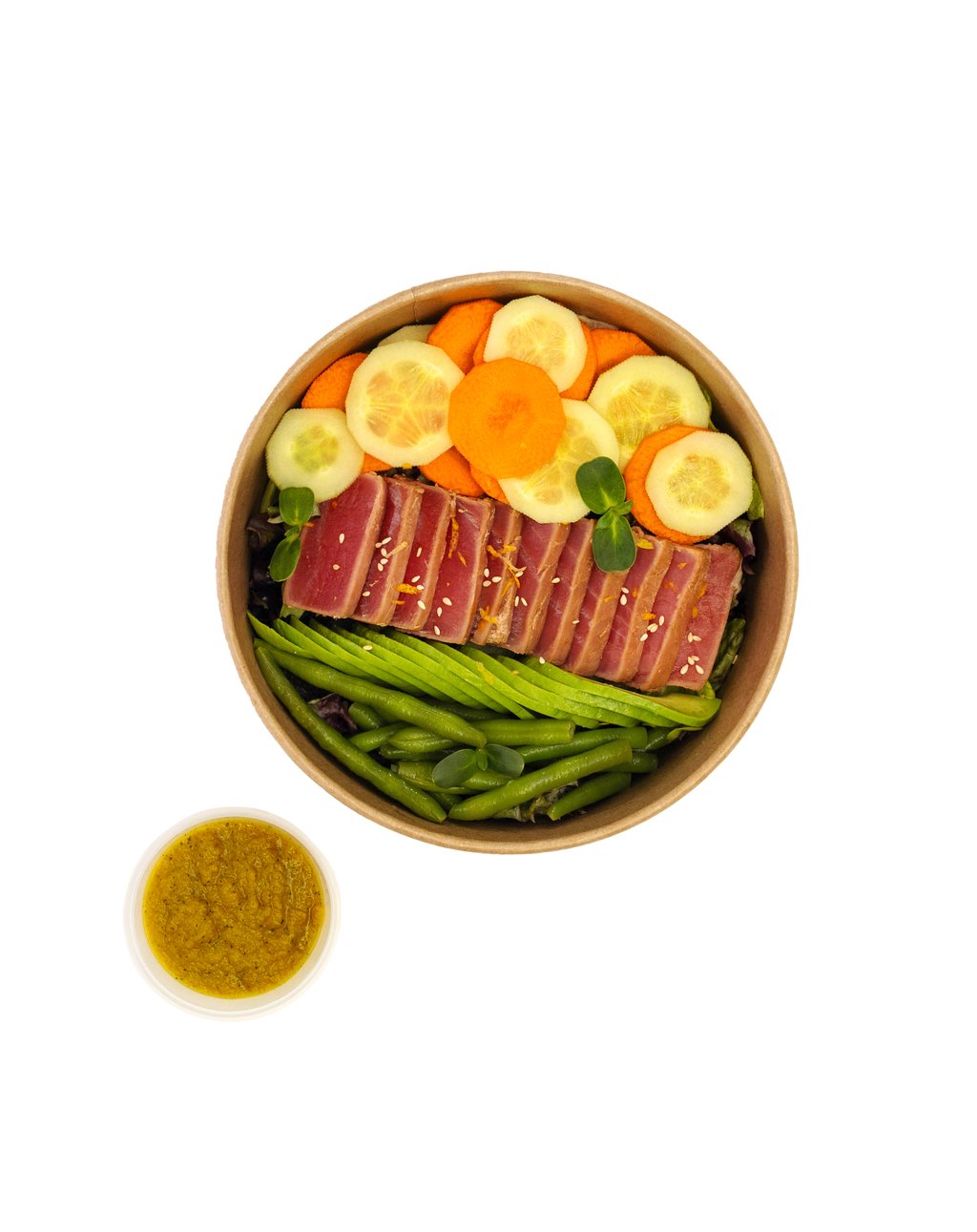 Салат с тунцом татаки, миксом салата и соусом на основе манго