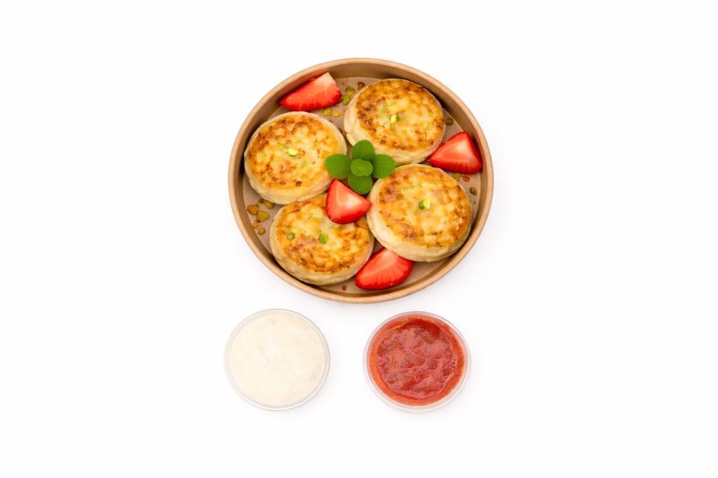 HIGH-PROTEIN сырники с клетчаткой, греческим йогуртом и клубничным пюре