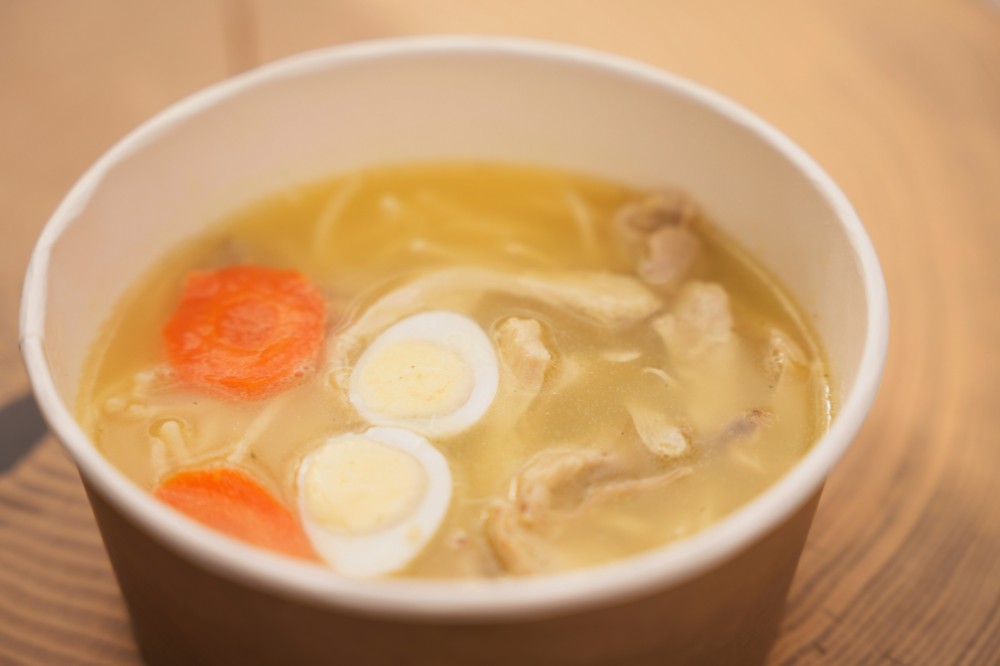 Бульйон з курячим м'ясом та лапшою