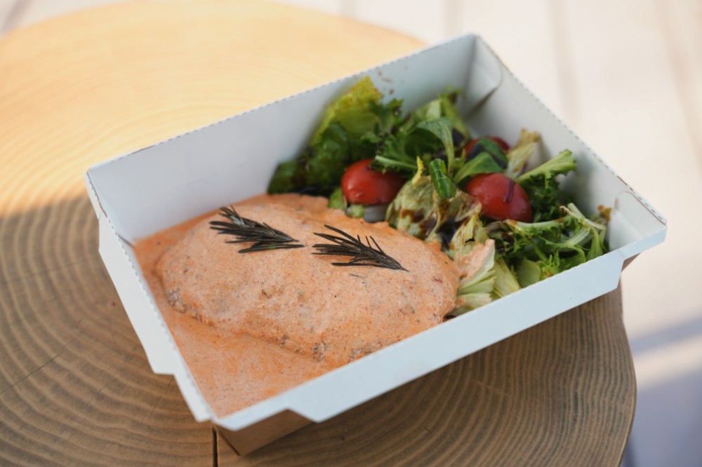 Курячий стейк томлений у вершковому соусі