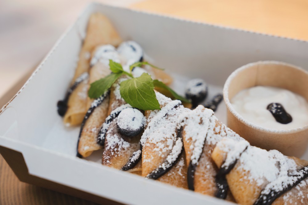 Млинці з яблуком та сметаною