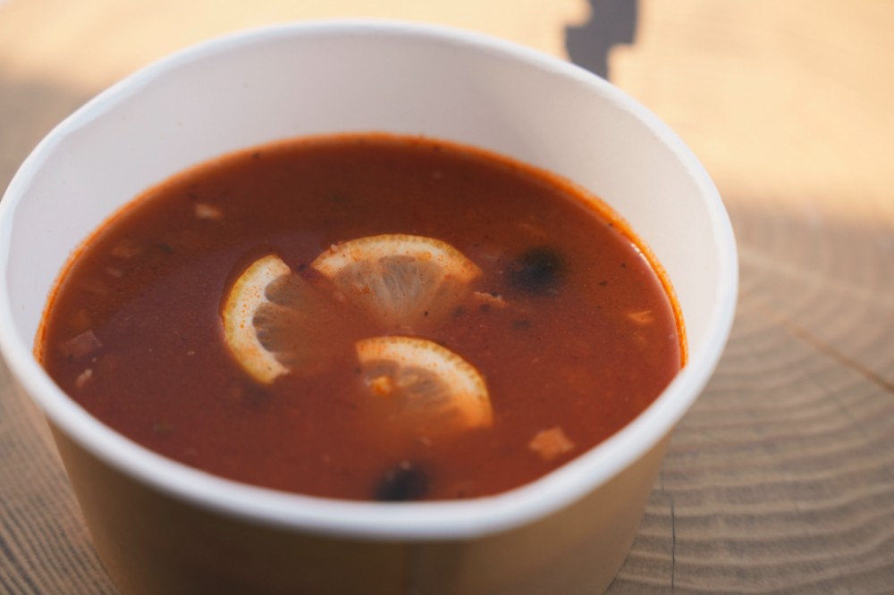 Солянка з сметаною та лимоном