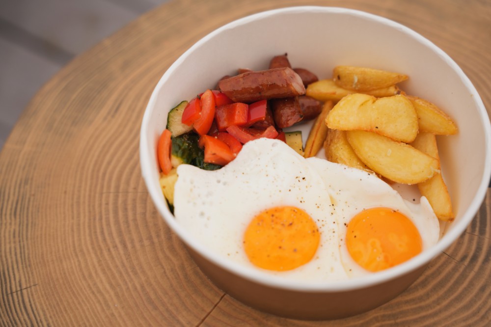 Яєчня-глазунья з ковбасками