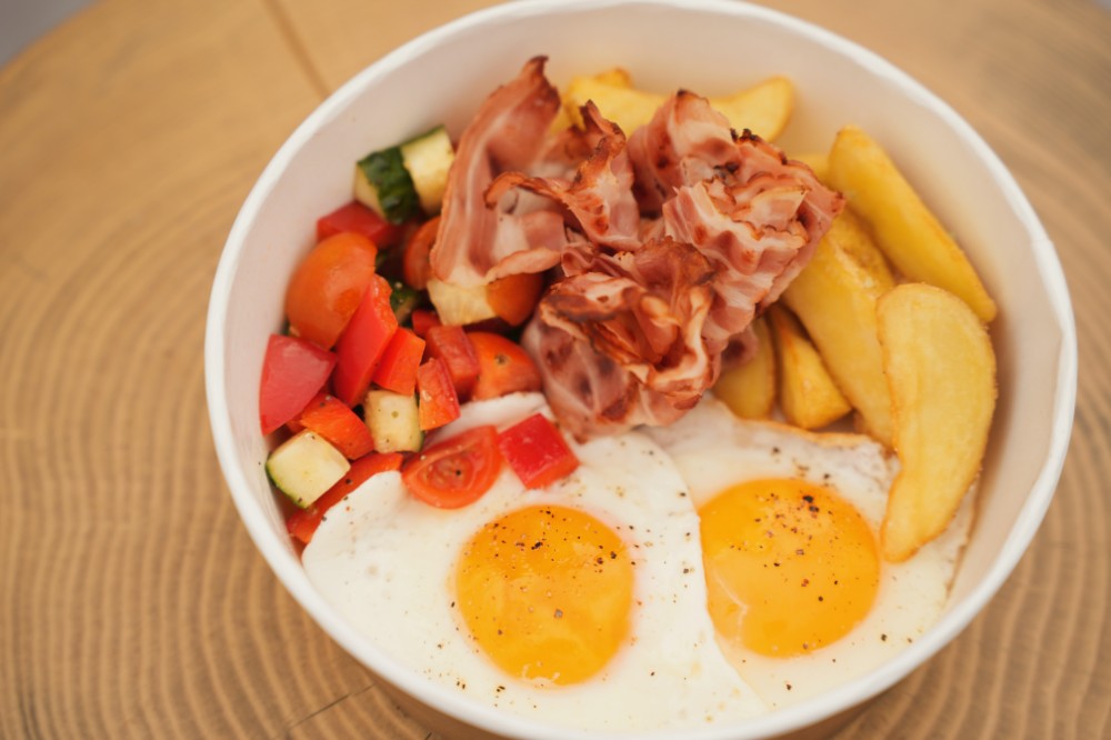 Яєчня-глазунья з беконом