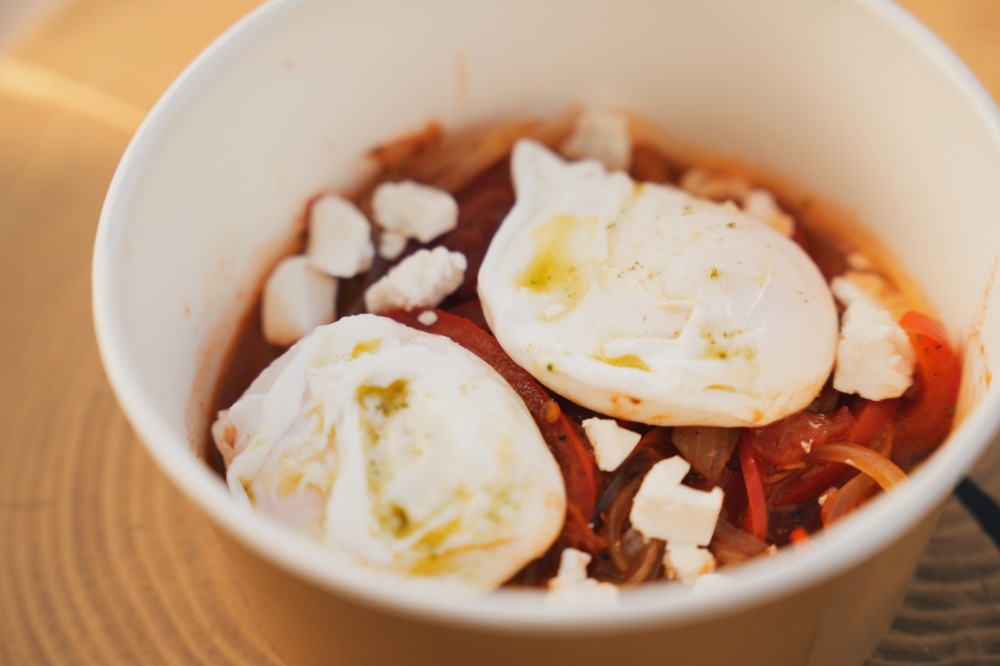 Шакшука з фетою і яйцями пашот