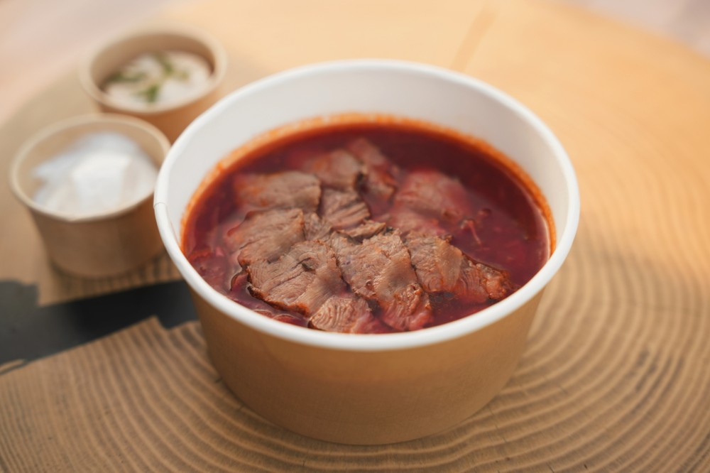 Борщ з ребром, сметаною, тертим салом та грінками з бородінського хліба