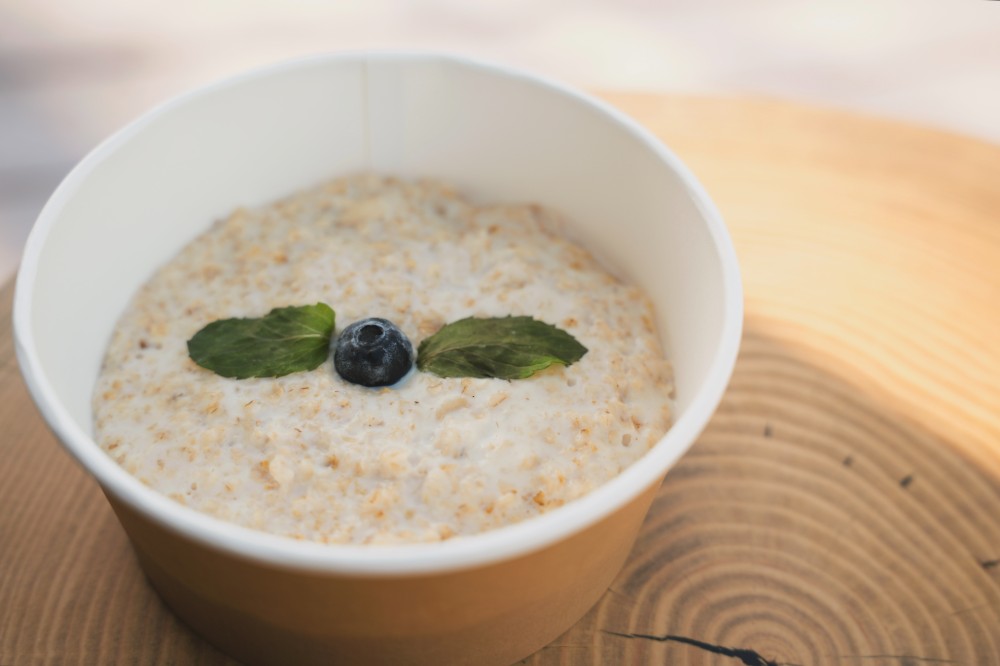 Вівсяна каша на молоці з лохиною та яблуком