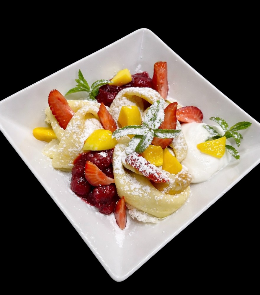 Млинці з сезонними фруктами