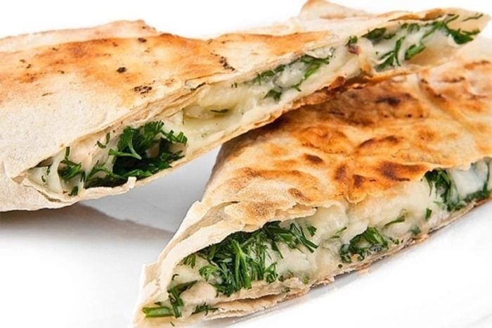 Сулугуні з зеленню та томатами в лаваші