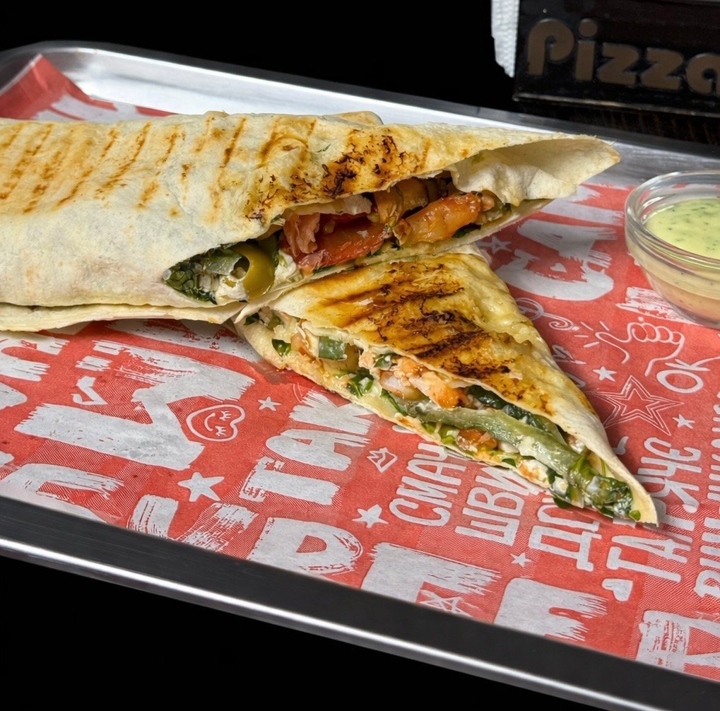 Лосось з креветкою та сиром філадельфія в лаваші