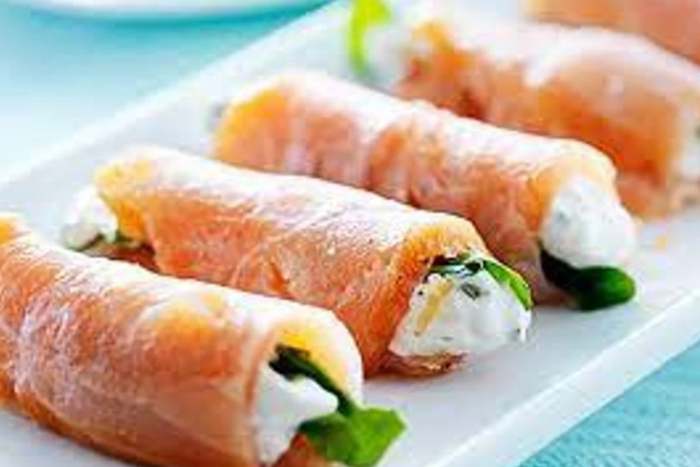 Рулетики з лосося