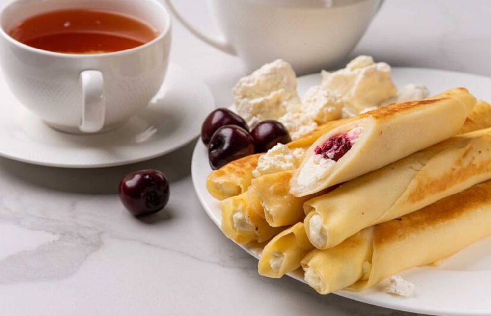 Млинці з солодким сиром та вишнею