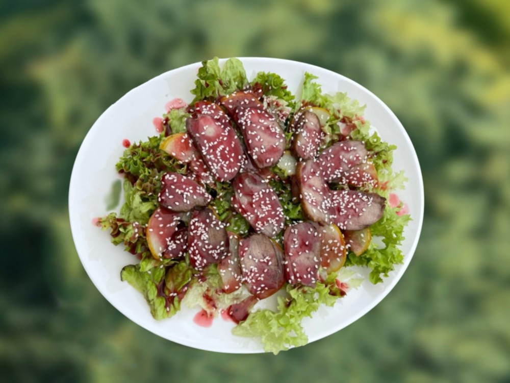 Салат з качиною грудкою, карам. грушею під малиновим соусом 1/300