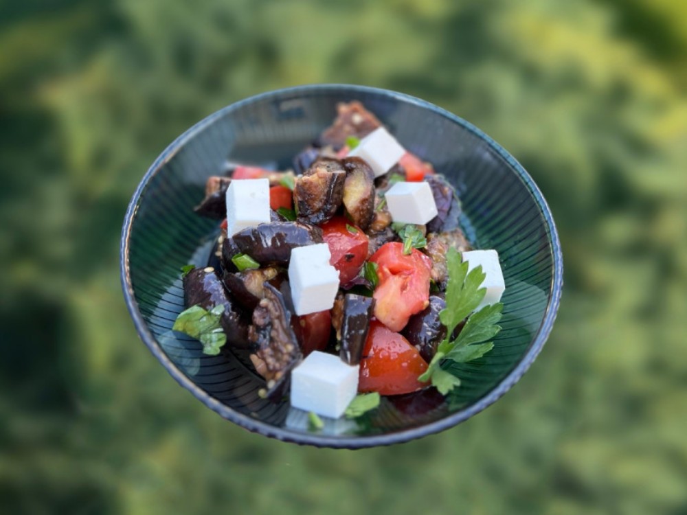 Салат з печеним баклажаном, помідором та сиром фетою 1/250