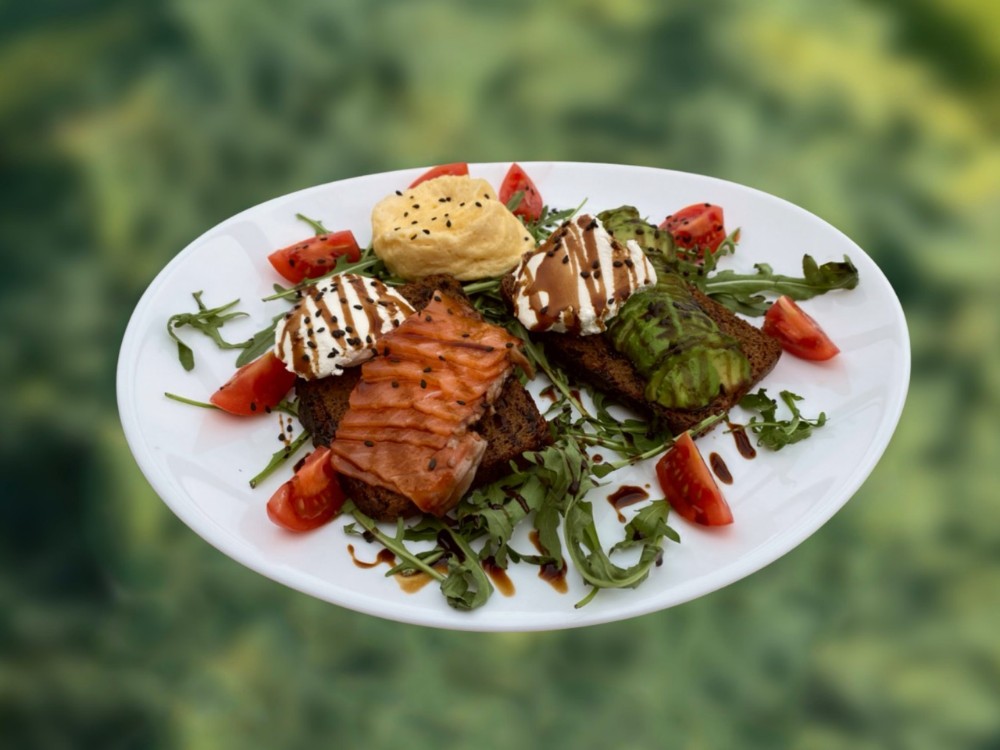 Брускета з червоною рибою, авокадо та яйцем омлет