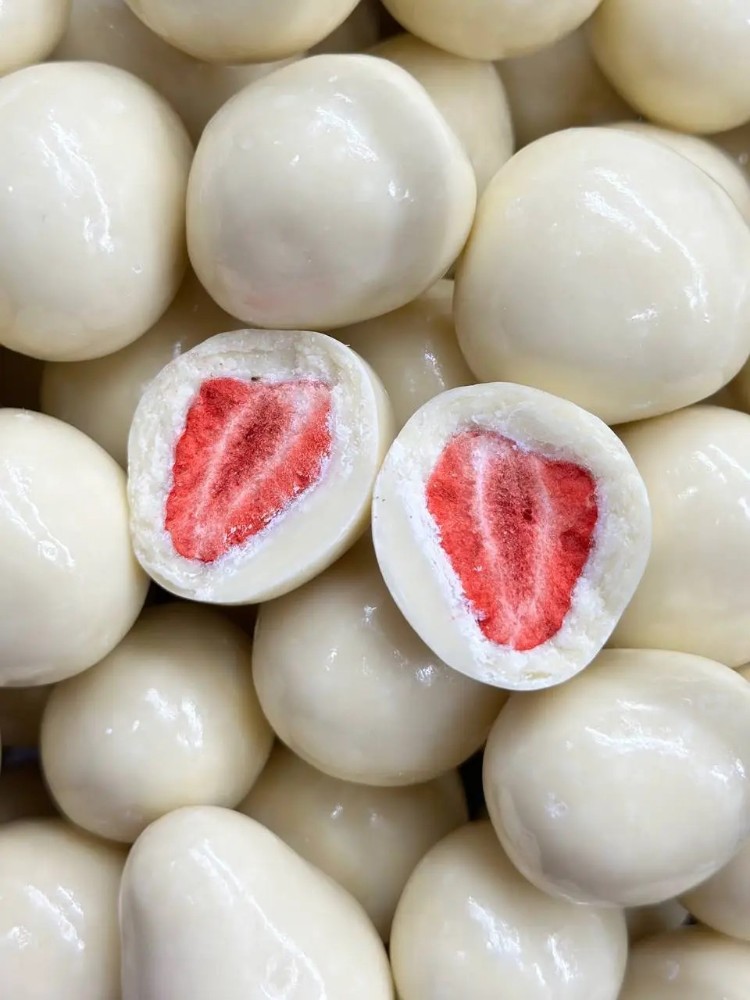 Полуниця у білому шок.