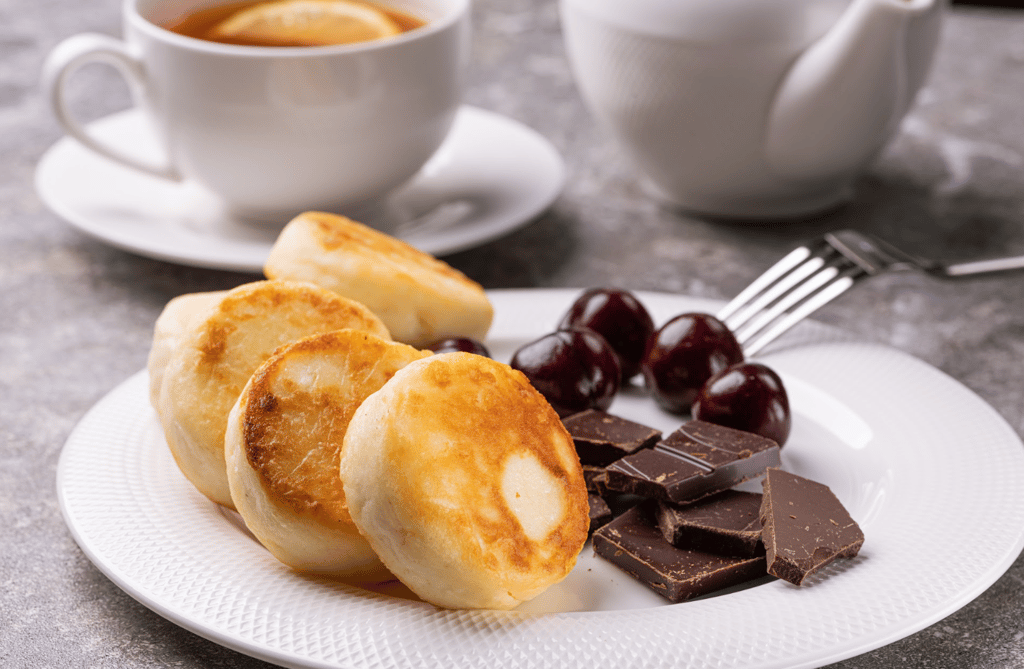 Сирники з шоколадом та вишнею