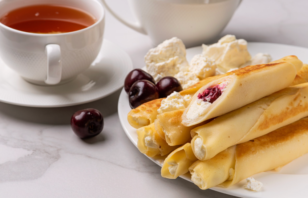 Млинці з солодким сиром та вишнею