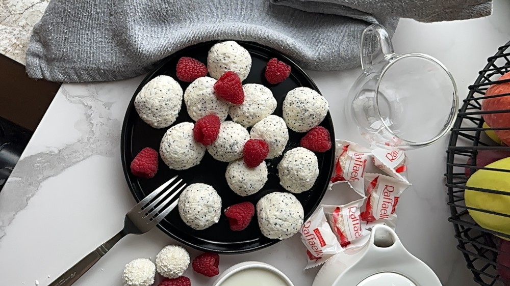 Ліниві вареники з кокосом та малиною