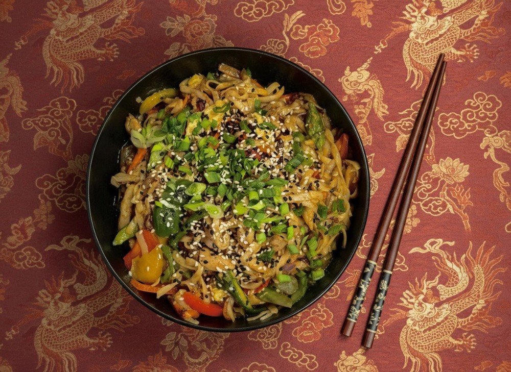 Рисова локшина з куркою та овочами