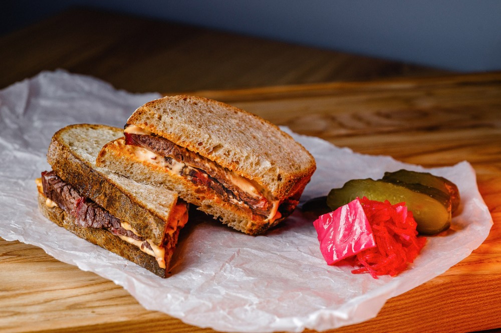 Гриль-сендвіч з яловичиною та цибулевим мармеладом