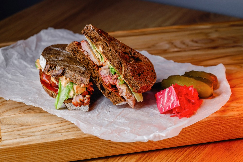 Гриль-сендвіч зі свининою