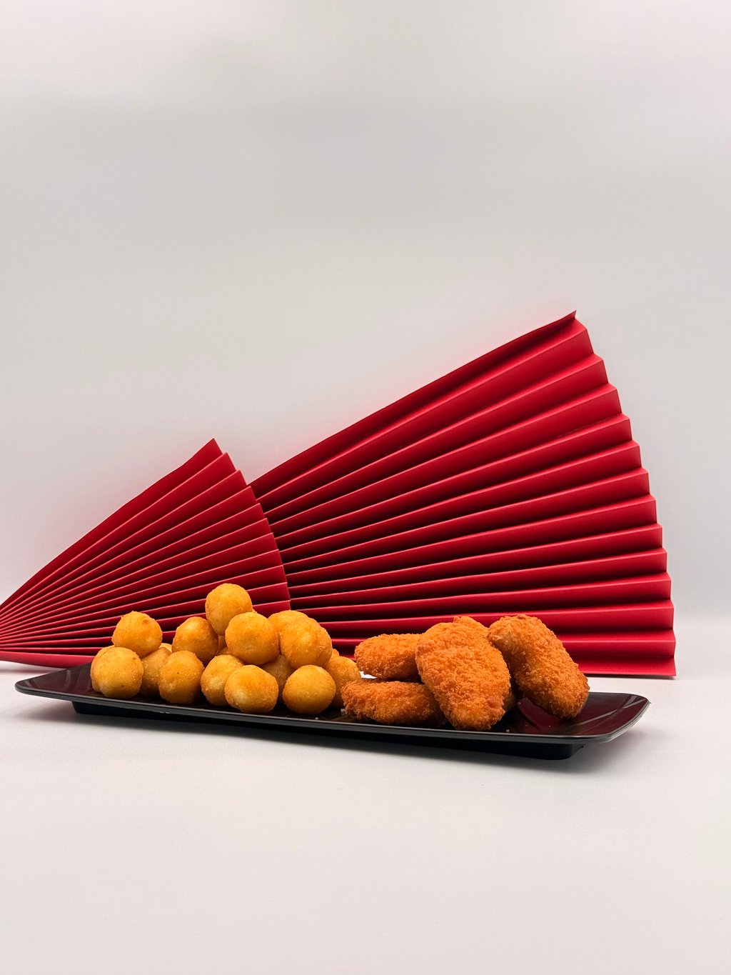 Картопляні кульки та курячі нагетси