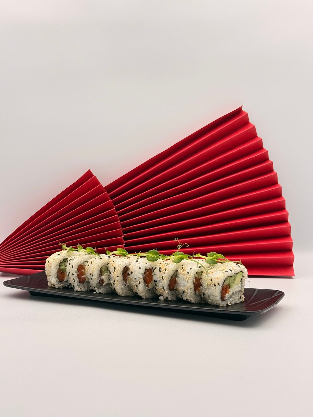 Рол Філадельфія з лососем в кунжуті