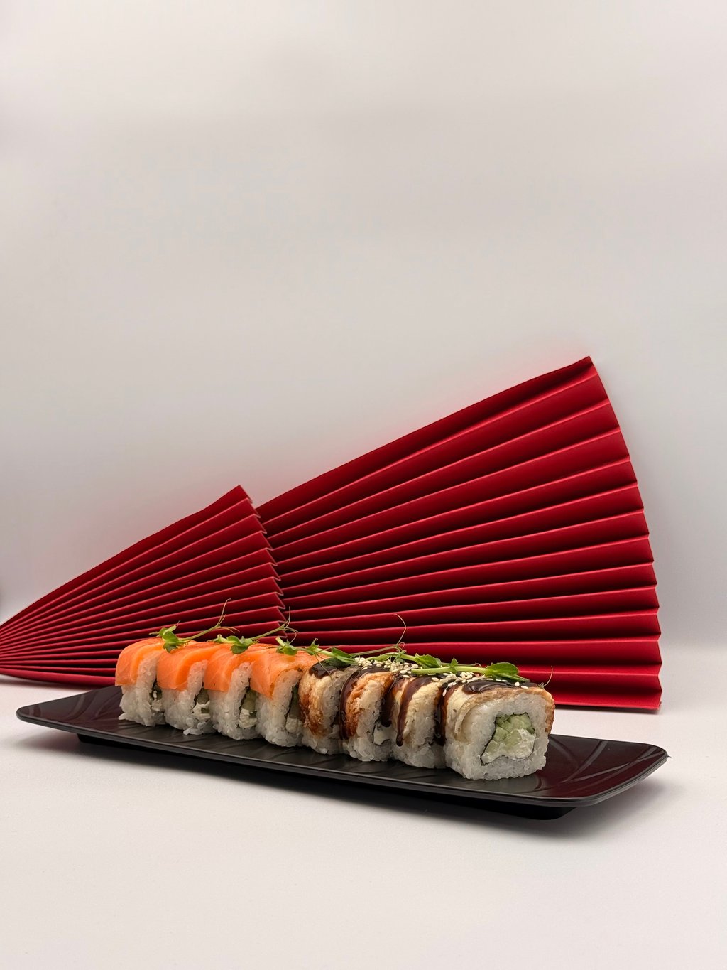 Рол Філадельфія з лососем та вугром 50/50