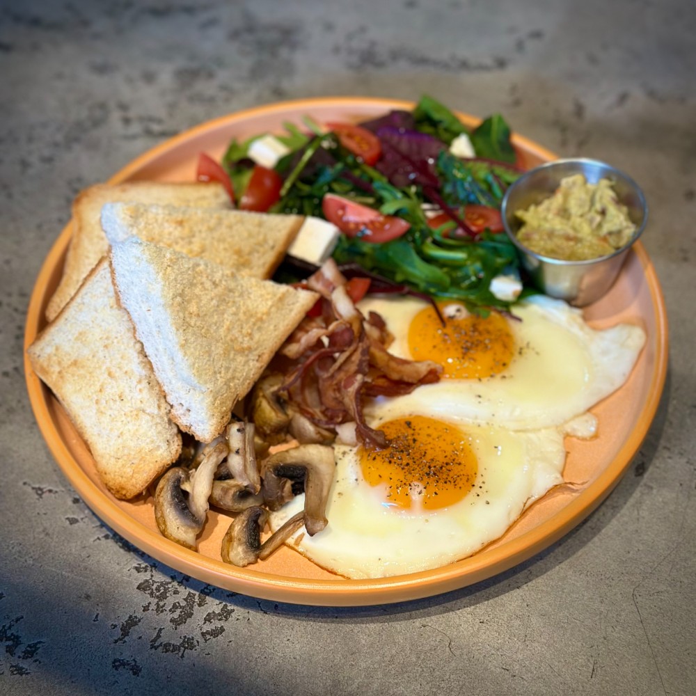 Яєчня з беконом та гуакамоле