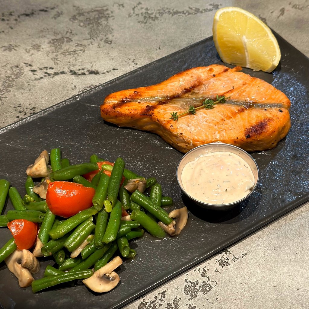 Стейк лосося з овочами 