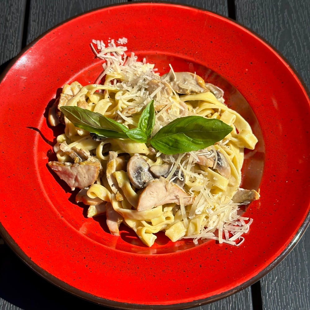 Паста з карпатськими грибами та куркою 