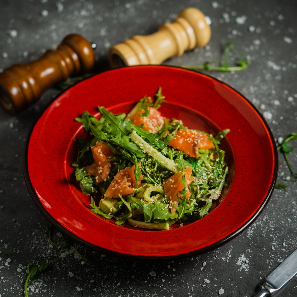 Салат з лососем та водоростями хіяші