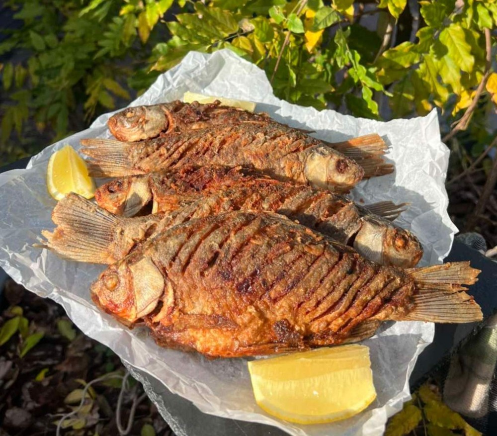 Карасі смажені з цибулею