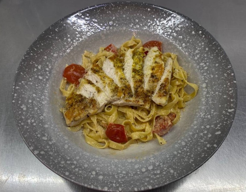 Паста з курячим стейком