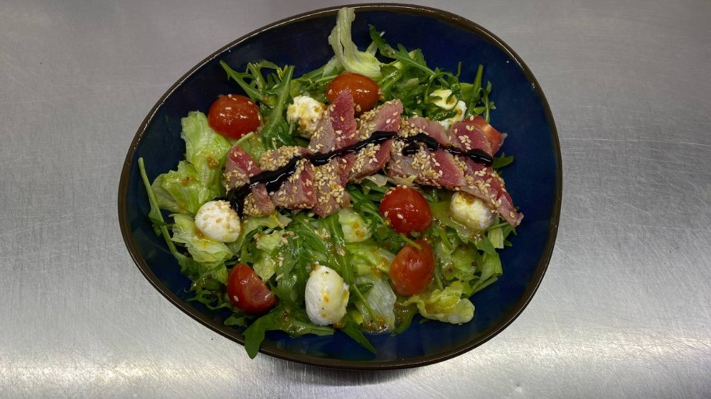 Салат з тунцем