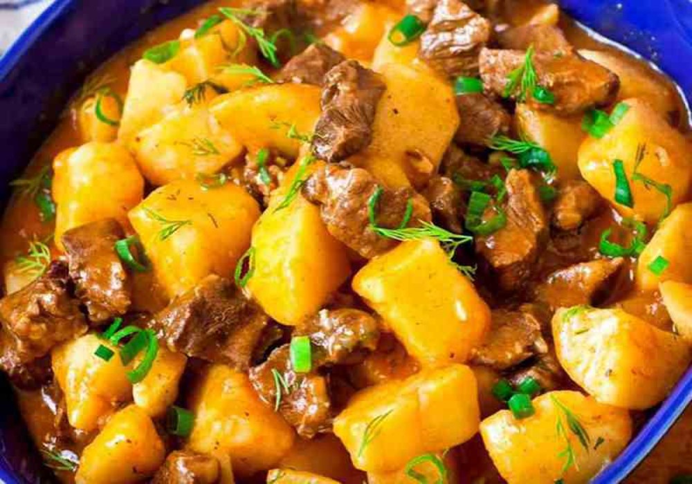 Тушкована картопля з м'ясом бенкет