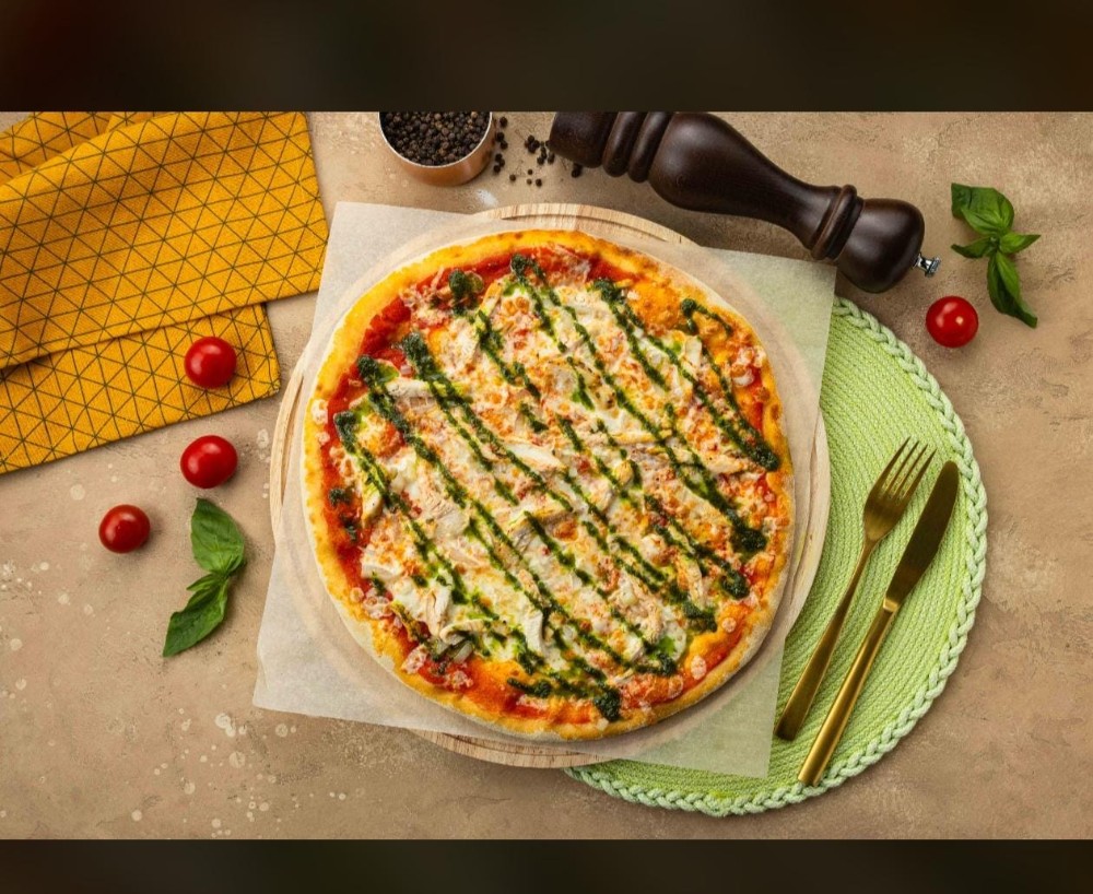 Pizza with chicken and pesto sauce / პიცა ქათმით და პესტოს სოუსით