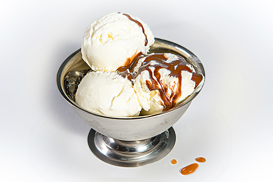 ნაყინი კარამელის ტოპინგით/Ice cream+caramel topping/Мороженое с карамелью
