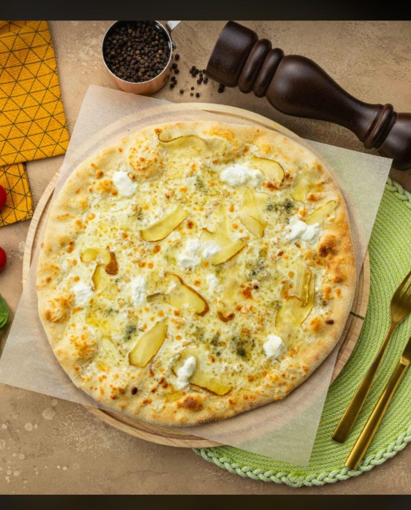 Pizza with gorgonzola and pear / პიცა გორგონზოლათი და მსხლით
