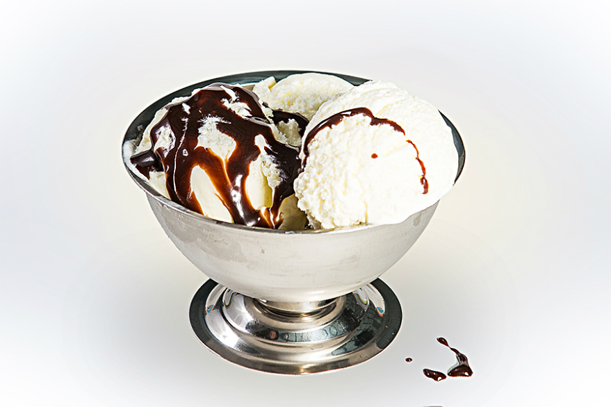ნაყინი შოკოლადის ტოპინგით/Ice cream+chocolate topping/Мороженое с шоколадом