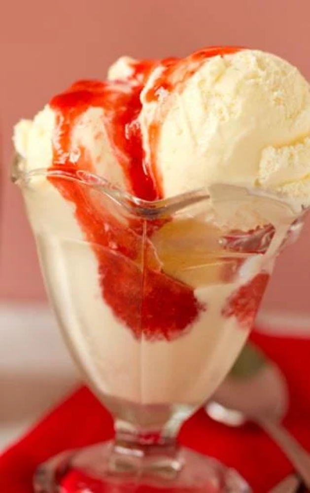 ნაყინი მარწყვის ტოპინგით/Ice cream+Strawberry topping/Мороженое с клубника