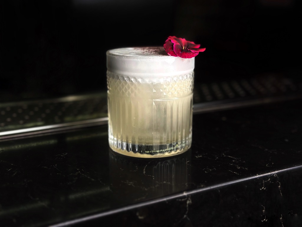 BLACKCURRANT SOUR коктейль